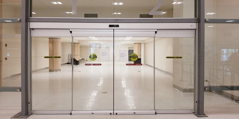 Cửa tự động 2 cánh Eurowindow giúp tạo lối đi rộng, thuận tiện phù hợp với khu vực đông người qua lại