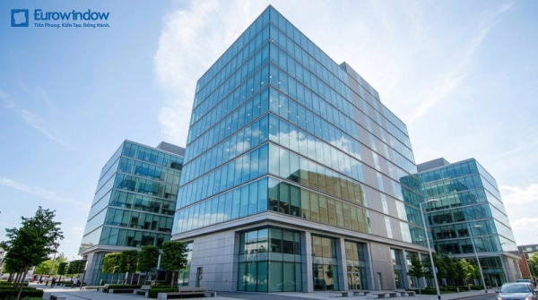 Hộp kính Eurowindow có thể kết hợp kính dán an toàn, kính cường lực hoặc kính Low-E để nâng cao hiệu quả sử dụng