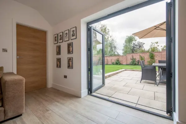 Cửa đi 2 cánh mở quay ngoài Eurowindow sử dụng kính hộp giúp hạn chế sự truyền nhiệt và tiếng ồn từ bên ngoài