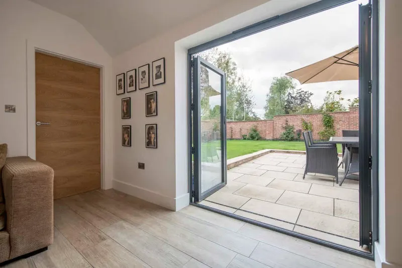 Cửa đi 2 cánh mở quay ngoài Eurowindow sử dụng kính hộp giúp hạn chế sự truyền nhiệt và tiếng ồn từ bên ngoài