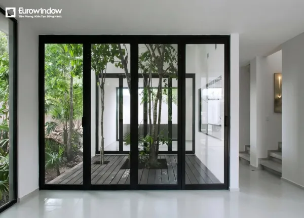 Cửa đi nhôm 4 cánh xếp trượt có nhiều lựa chọn màu sắc, kính và phụ kiện theo nhu cầu thiết kế.