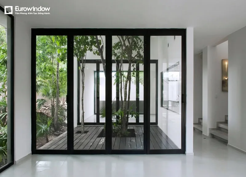 Cửa đi nhôm 4 cánh xếp trượt có nhiều lựa chọn màu sắc, kính và phụ kiện theo nhu cầu thiết kế.