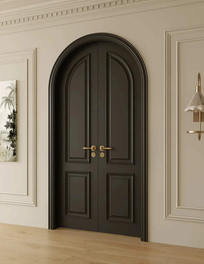 Cửa gỗ 2 cánh dạng vòm mang lại vẻ đẹp mềm mại, sang trọng cho lối vào phòng khách.