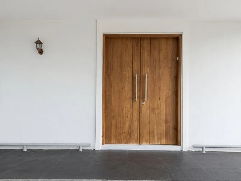 Cửa gỗ 2 cánh thiết kế phẳng giúp mặt tiền tinh tế, nhẹ nhàng và dễ phối nội thất.