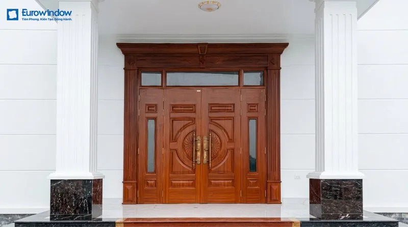 Cửa gỗ 4 cánh đều nhau tạo vẻ bề thế cho biệt thự và nhà mặt tiền rộng