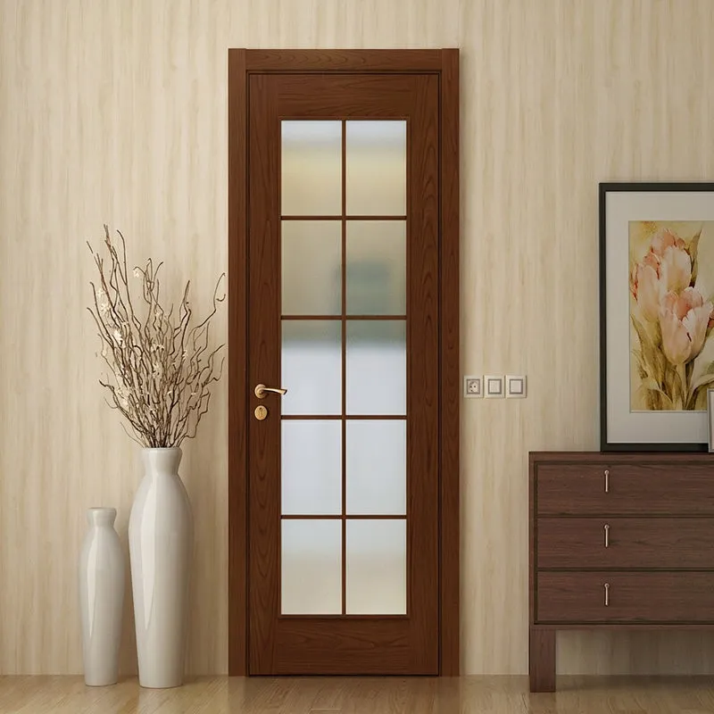 Cửa gỗ composite có ô kính mờ giúp lấy sáng cho phòng tắm kín mà vẫn giữ sự riêng tư.