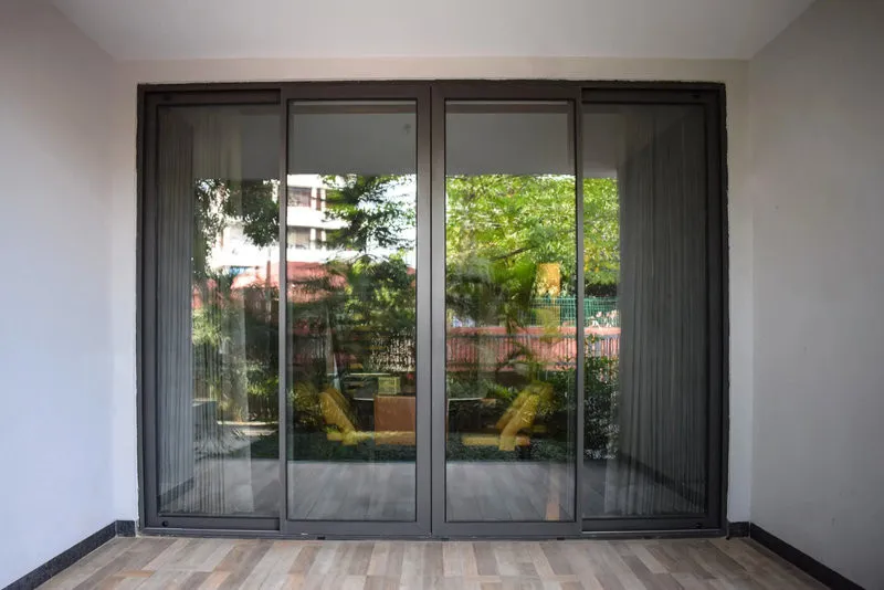 Giá cửa kính cường lực phụ thuộc vào độ dày kính, kiểu mở, phụ kiện, loại khung, gia công và điều kiện thi công thực tế