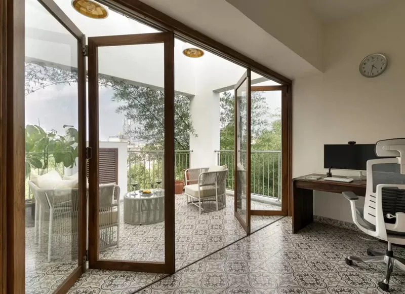 Giá cửa kính cường lực tính theo m² phụ thuộc vào độ dày kính, kiểu mở, phụ kiện và điều kiện thi công thực tế (Nguồn: Internet)