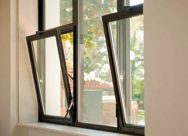 Góc mở nhỏ giúp giảm nguy cơ mưa hắt vào trong nhưng vẫn đảm bảo không gian luôn thông thoáng tự nhiên (Nguồn: Internet)