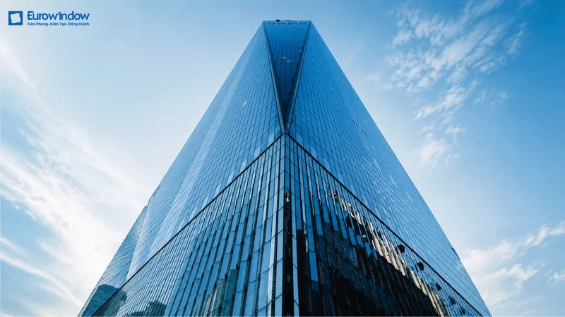 Hệ cửa nhôm và vách nhôm Eurowindow có khả năng tùy biến cao, phù hợp nhiều phong cách kiến trúc từ hiện đại đến cổ điển, đảm bảo thẩm mỹ cho mọi công trình