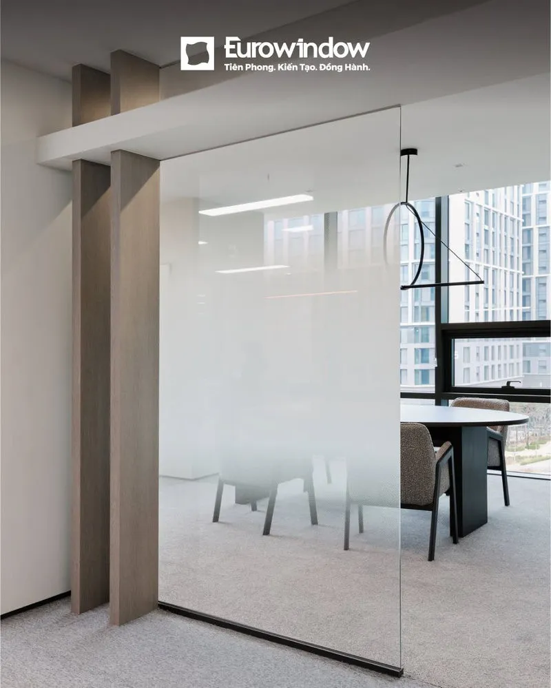 Kính mờ giúp tăng sự riêng tư mà vẫn đảm bảo lấy sáng (Nguồn: Eurowindow)