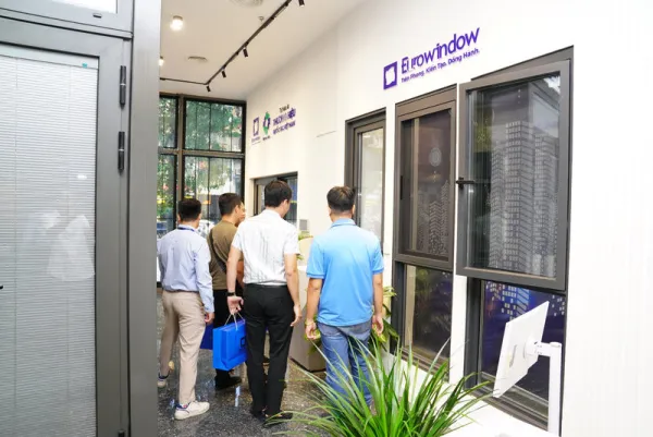Trải nghiệm trực tiếp sản phẩm tại showroom nhôm kính Eurowindow