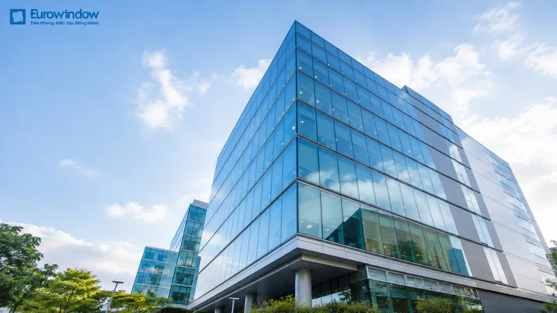 Vách kính nhôm Eurowindow là giải pháp mặt dựng hiện đại giúp mở rộng tối đa tầm nhìn, đưa ánh sáng tự nhiên vào không gian và tạo diện mạo sang trọng cho công trình