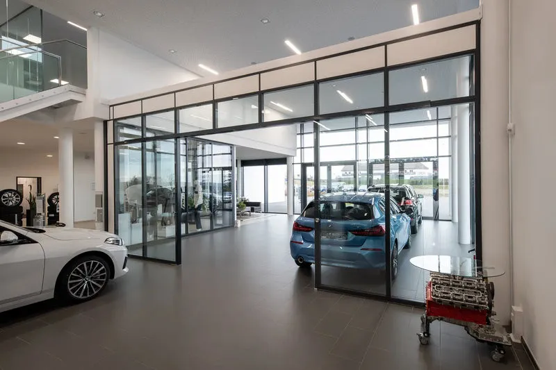 Vách kính showroom tạo tầm nhìn rộng vào khu trưng bày và tăng tính hiện đại cho mặt tiền