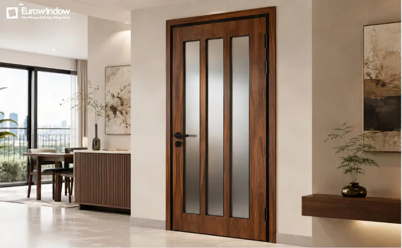 Ba ô kính dọc giúp cánh cửa gỗ đón thêm ánh sáng và tạo cảm giác cao, thoáng cho căn phòng. (Nguồn: Eurowindow)