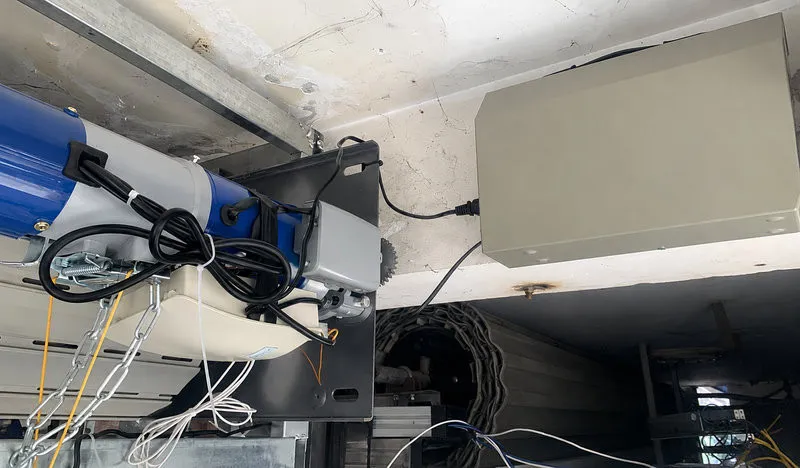 Bộ lưu điện giúp cửa cuốn duy trì khả năng đóng mở khi mất điện. (Nguồn: Internet)