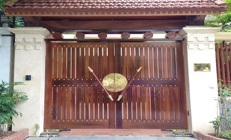 Cổng âm sàn tự động bằng gỗ, phù hợp với kiến trúc nhà ở truyền thống. (Nguồn: Internet)