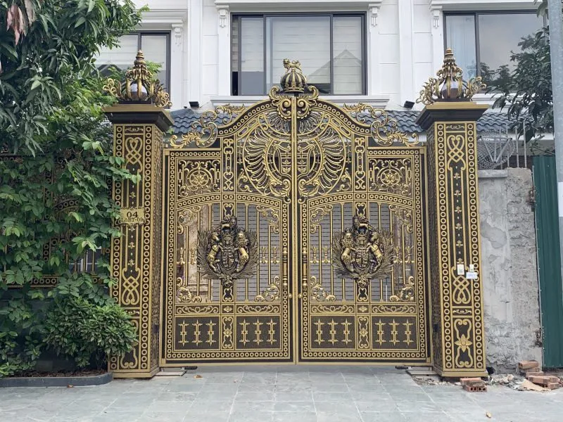 Cổng âm sàn tự động bằng kim loại với thiết kế hoa văn cổ điển, sang trọng. (Nguồn: Internet)