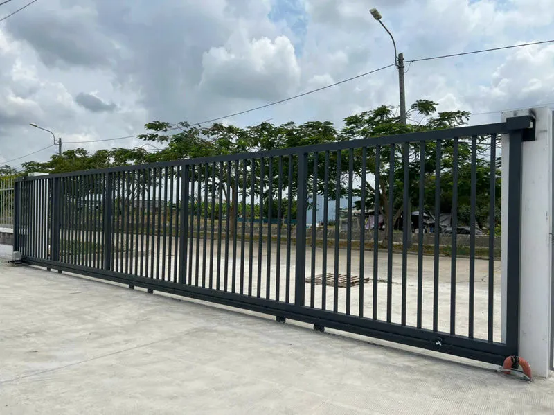 Cổng trượt ngang tự động dạng nan thoáng tại khu vực nhà xưởng. (Nguồn: Internet)