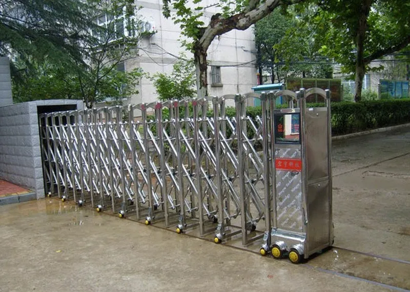 Cổng xếp inox tự động ở trạng thái đóng, giúp kiểm soát lối ra vào. (Nguồn: Internet)