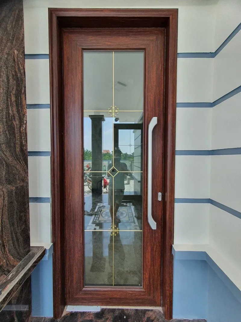 Cửa đi kính hộp nan trang trí 1 cánh thiết kế gọn gàng, phù hợp với nhiều không gian nhà ở (Nguồn: Internet)