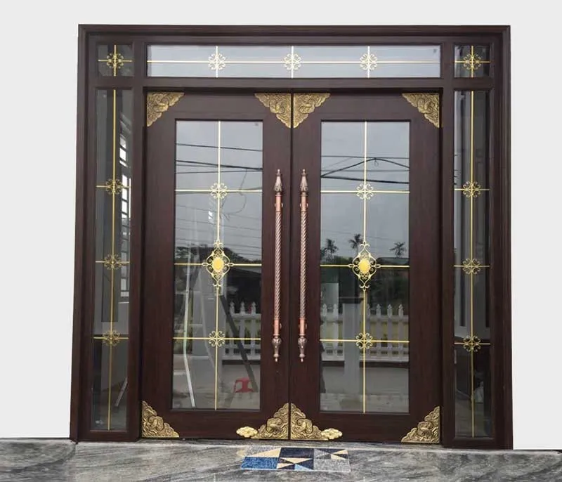 Cửa đi kính hộp nan trang trí 2 cánh với hệ nan bố trí cân đối, tạo điểm nhấn cho không gian (Nguồn: Internet)
