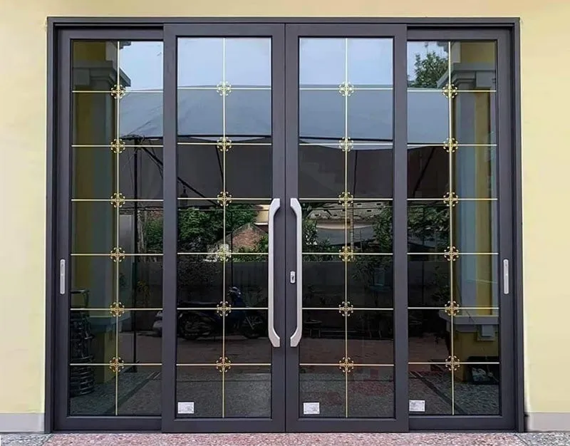 Cửa đi kính hộp nan trang trí nhiều cánh phù hợp với ô cửa lớn và không gian cần tăng diện tích lấy sáng (Nguồn: Internet)