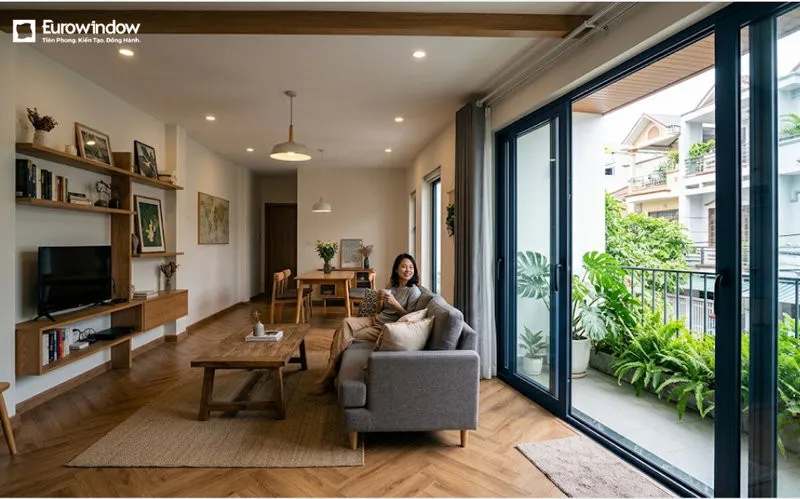 Cửa đi nhôm kính giúp tối ưu ánh sáng tự nhiên và tạo cảm giác rộng rãi cho phòng khách nhà ống. (Nguồn: Eurowindow)