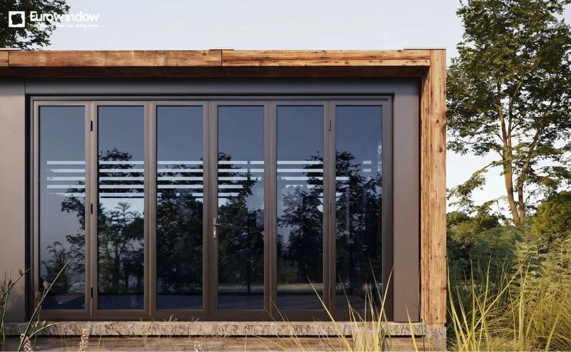 Cửa đi nhôm kính xanh đen xếp trượt nhiều cánh, mở rộng tối đa không gian. (Nguồn: Eurowindow)