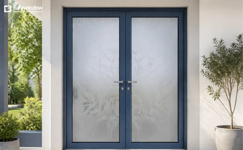Cửa đi nhôm màu xanh kết hợp kính hoa văn tạo điểm nhấn cho không gian (Nguồn: Eurowindow)