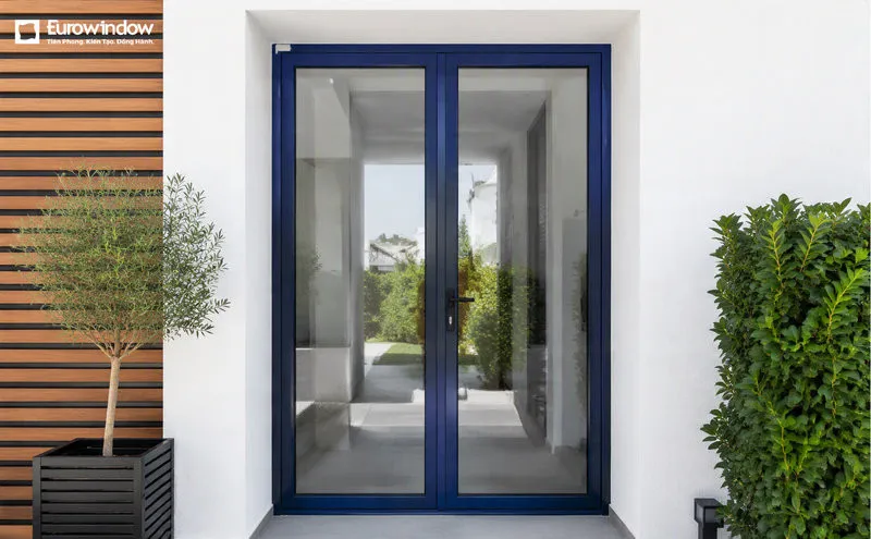 Cửa đi nhôm màu xanh kết hợp kính hộp tăng khả năng cách âm, cách nhiệt (Nguồn: Eurowindow)