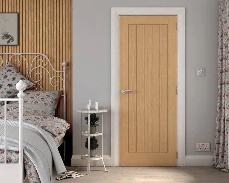 Cửa gỗ tự nhiên 1 cánh kết hợp nội thất đồng màu tạo sự thống nhất cho phòng ngủ (Nguồn: Internet)