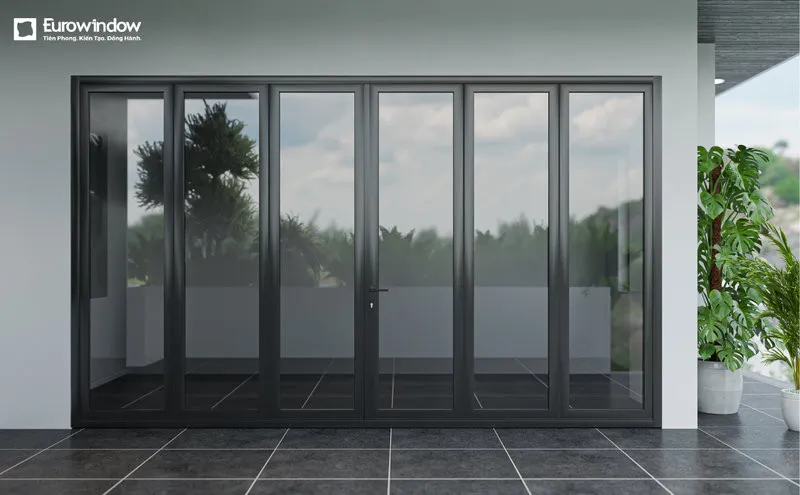 Cửa kính chung cư 6 cánh xếp trượt phù hợp với khẩu độ lớn, tạo không gian mở rộng và thông thoáng (Nguồn: Eurowindow)