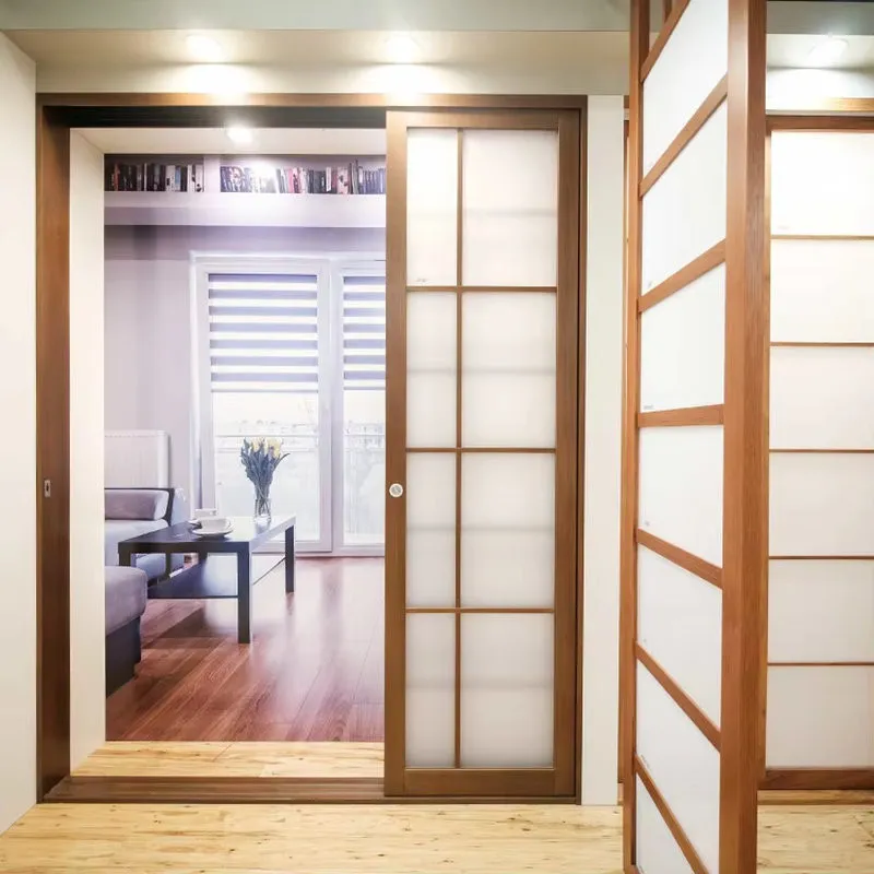 Cửa nhôm 1 cánh mở lùa màu nâu giúp phòng ngủ ấm áp và tối ưu không gian