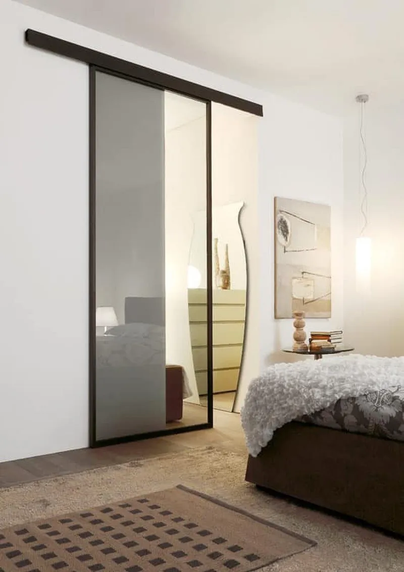 Cửa nhôm 1 cánh mở trượt kính trong giúp tiết kiệm diện tích và tăng ánh sáng cho phòng ngủ