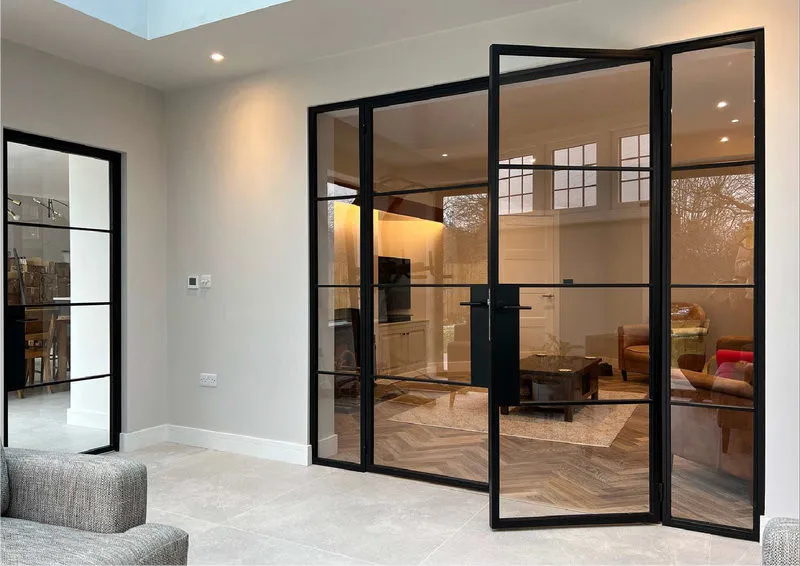 Cửa nhôm 4 cánh có nan trang trí tạo điểm nhấn nổi bật và cân đối cho mặt tiền (Nguồn: Internet)