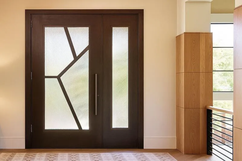 Cửa nhôm đi 1 cánh màu cà phê mở quay được sử dụng cho các căn phòng có diện tích nhỏ (Nguồn: Internet)