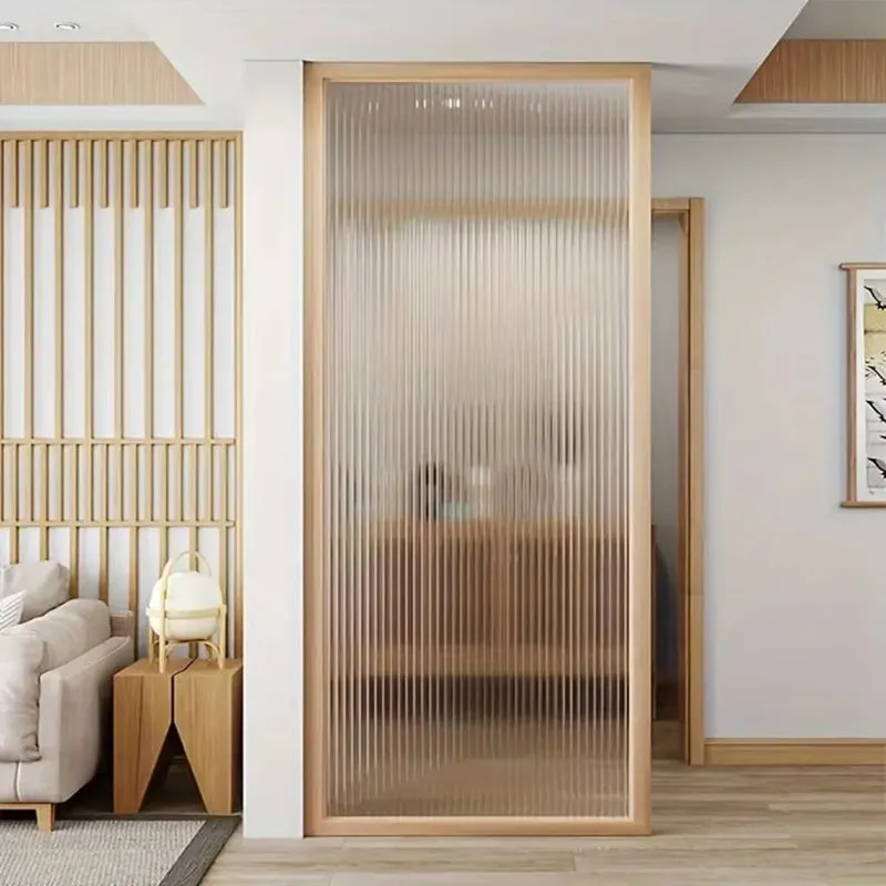 Cửa nhôm giả vân gỗ thiết kế pano cho căn phòng ngủ tạo sự ấm cúng cho không gian, đồng thời thiết kế mở quay trong giúp cách âm tốt hơn.