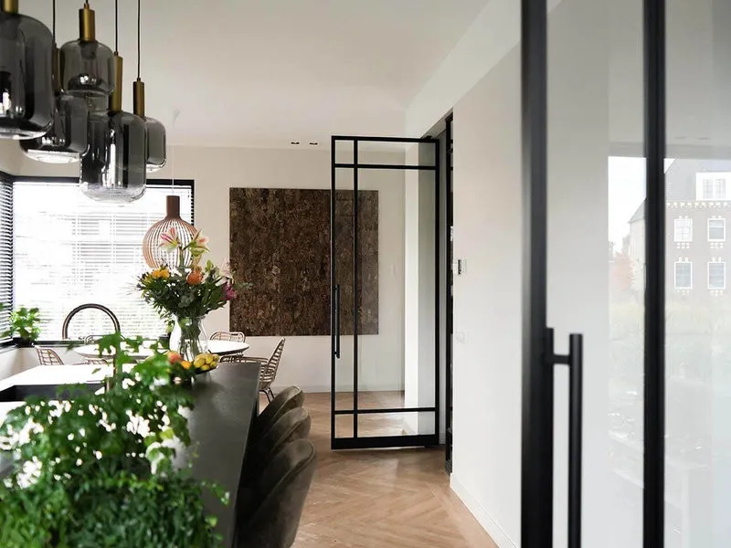 Cửa nhôm kính 1 cánh màu đen tạo vẻ đẹp hiện đại, sang trọng cho phòng ngủ
