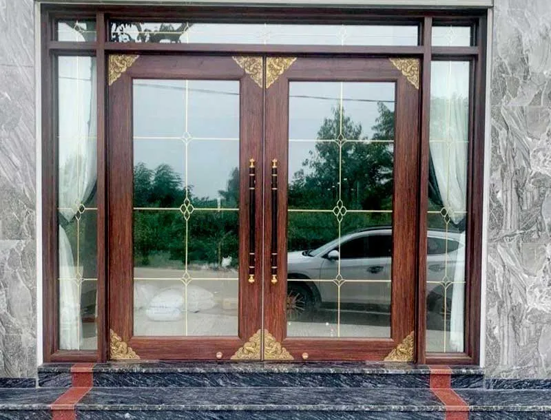 Cửa nhôm kính hộp nan trang trí làm cửa chính tạo diện mạo sang trọng và cân đối cho mặt tiền (Nguồn: Internet)
