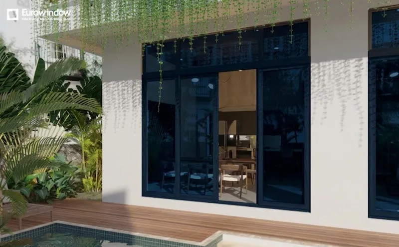 Cửa nhôm kính xanh đen ra sân vườn tạo điểm nhấn hiện đại, kết nối không gian trong nhà với khu vực hồ bơi và cảnh quan xanh mát. (Nguồn: Eurowindow)