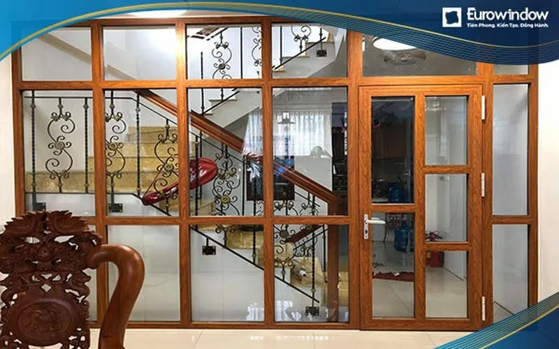 Cửa nhôm màu gỗ 1 cánh kết hợp vách ngăn