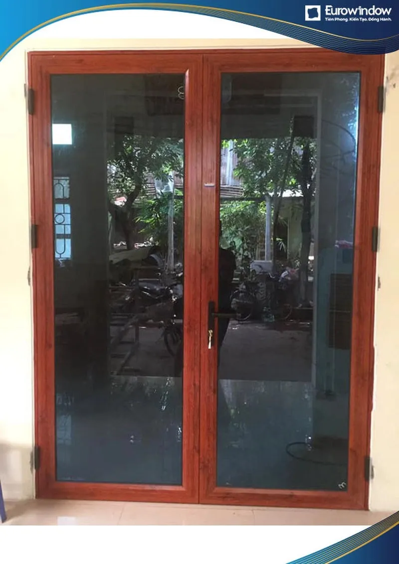 Cửa nhôm vân gỗ 2 cánh kính xanh