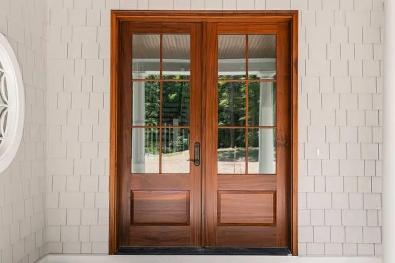 Cửa nhôm vân gỗ 2 cánh trên kính dưới pano