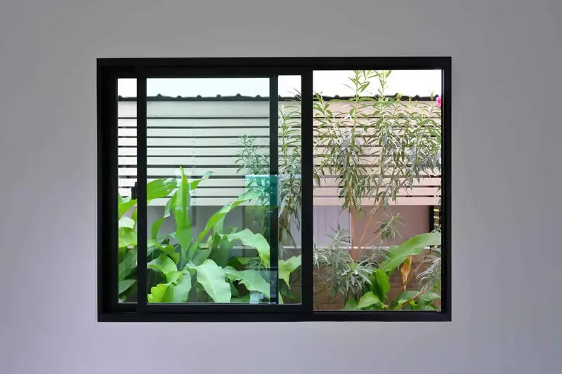 Cửa sổ mở trượt 2 cánh khi mở chỉ tạo ra ½ khoảng thông so với diện tích cửa