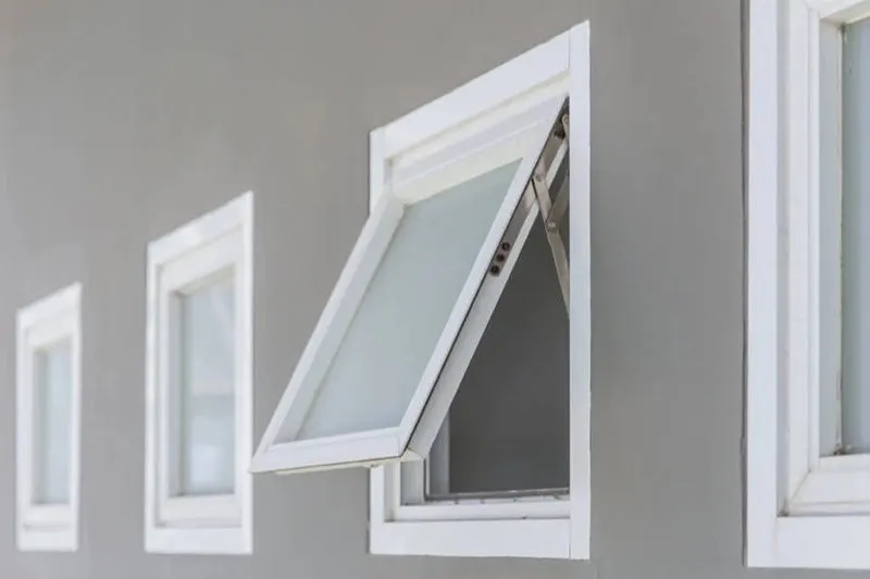 Cửa sổ nhôm 1 cánh mở hất màu trắng giúp phòng ngủ thông thoáng và hiện đại