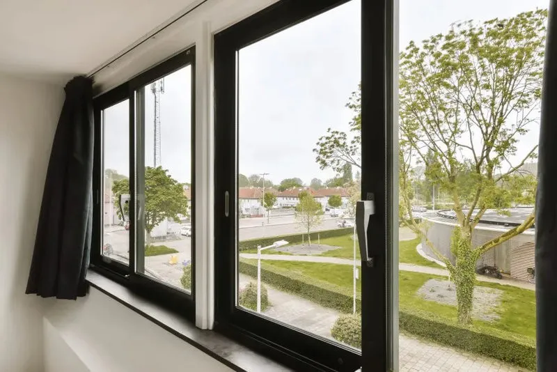 Cửa sổ nhôm màu đen 4 cánh giúp không khí trong phòng thông thoáng và đón được nhiều ánh nắng hơn.