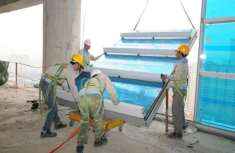 Để đảm bảo an toàn, vách kính cường lực cần được thi công và lắp đặt chuẩn kỹ thuật. (Nguồn: Internet)