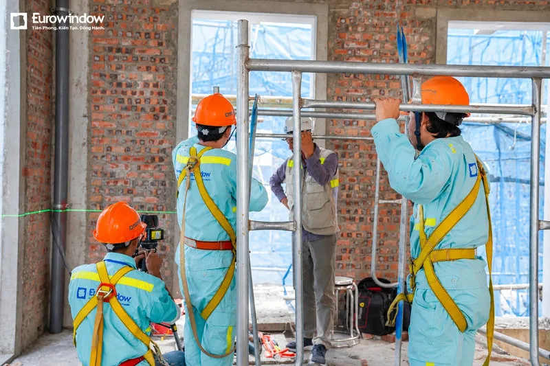 Đội ngũ kỹ thuật viên Eurowindow phối hợp lắp đặt hệ thống cửa kính tại công trình