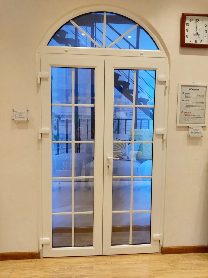Eurowindow uPVC entrance doors use a synchronized hardware system comprising multi-point locking mechanisms, locks, and specialized hinges for secure closure.